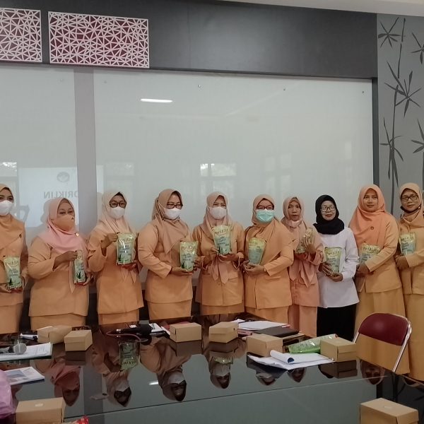 Pori-Klin-Sabun-Cuci-Piring-bersama-Ibu-Ibu-Dharma-Wanita-2.jpg