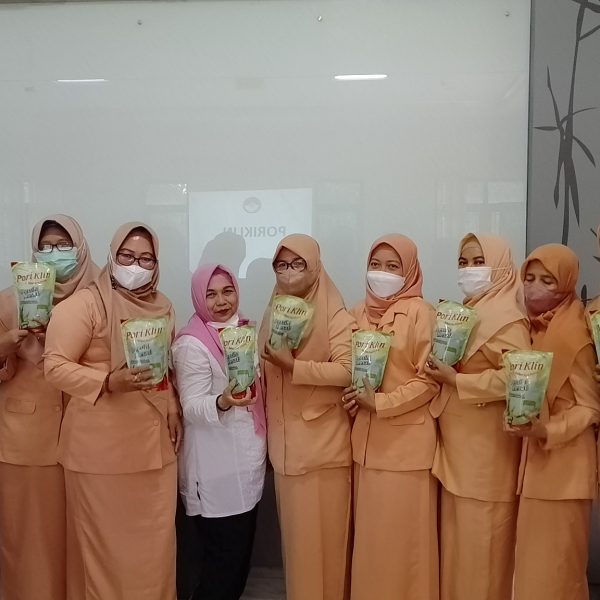 Pori-Klin-Sabun-Cuci-Piring-bersama-Ibu-Ibu-Dharma-Wanita.jpg